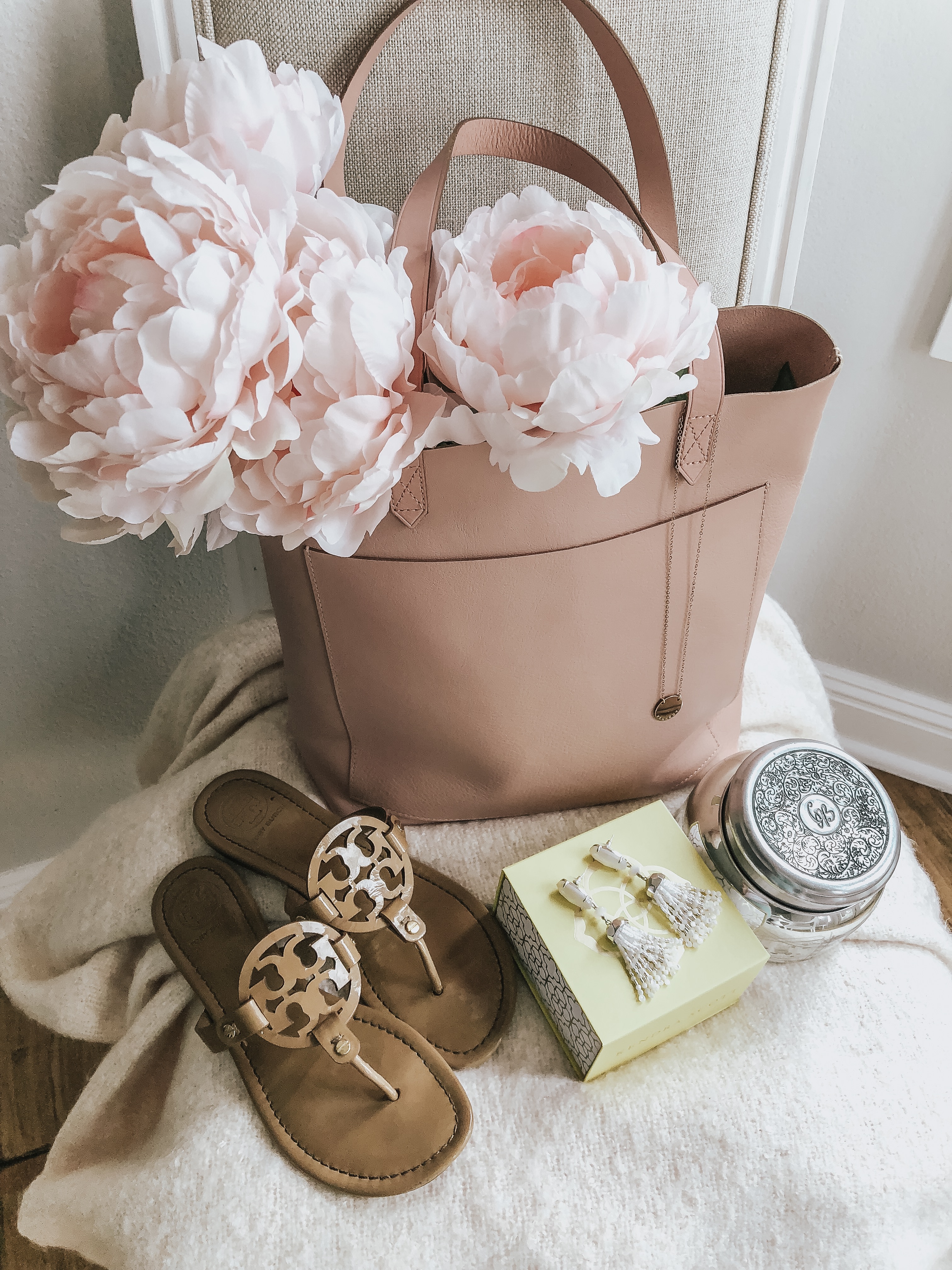 Lifestyle Blogger Katelyn Jones of A Touch of Pink Blog shares her gift guide for Mother's Day 2018